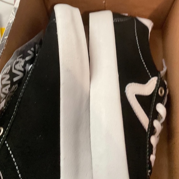 VANS - Picture 3 of 4